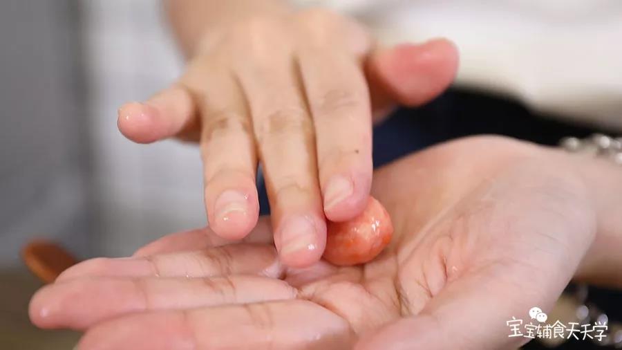 勺一勺肉泥在手心，搓圆