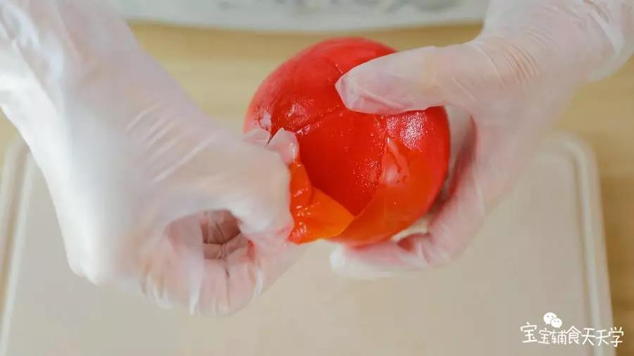 番茄用热水浸泡后去皮