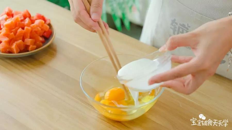 鸡蛋打散，倒入牛奶混合均匀备用