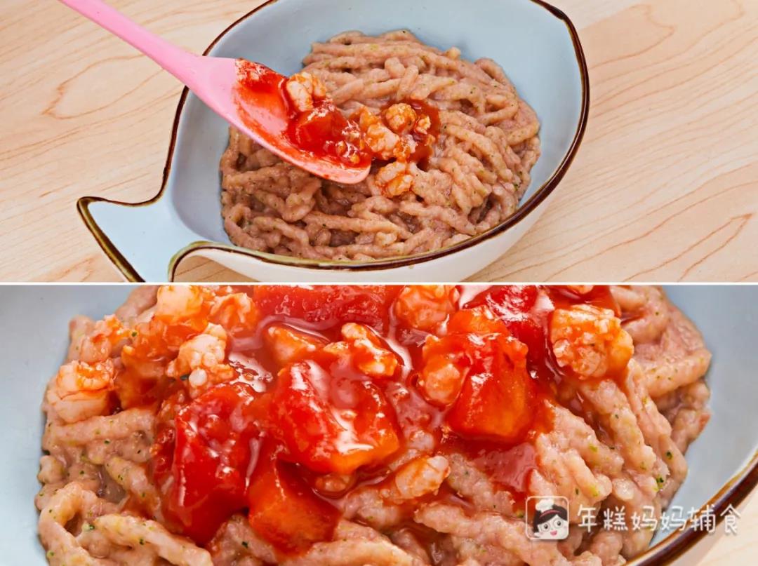 将酱汁浇在挤挤面上；