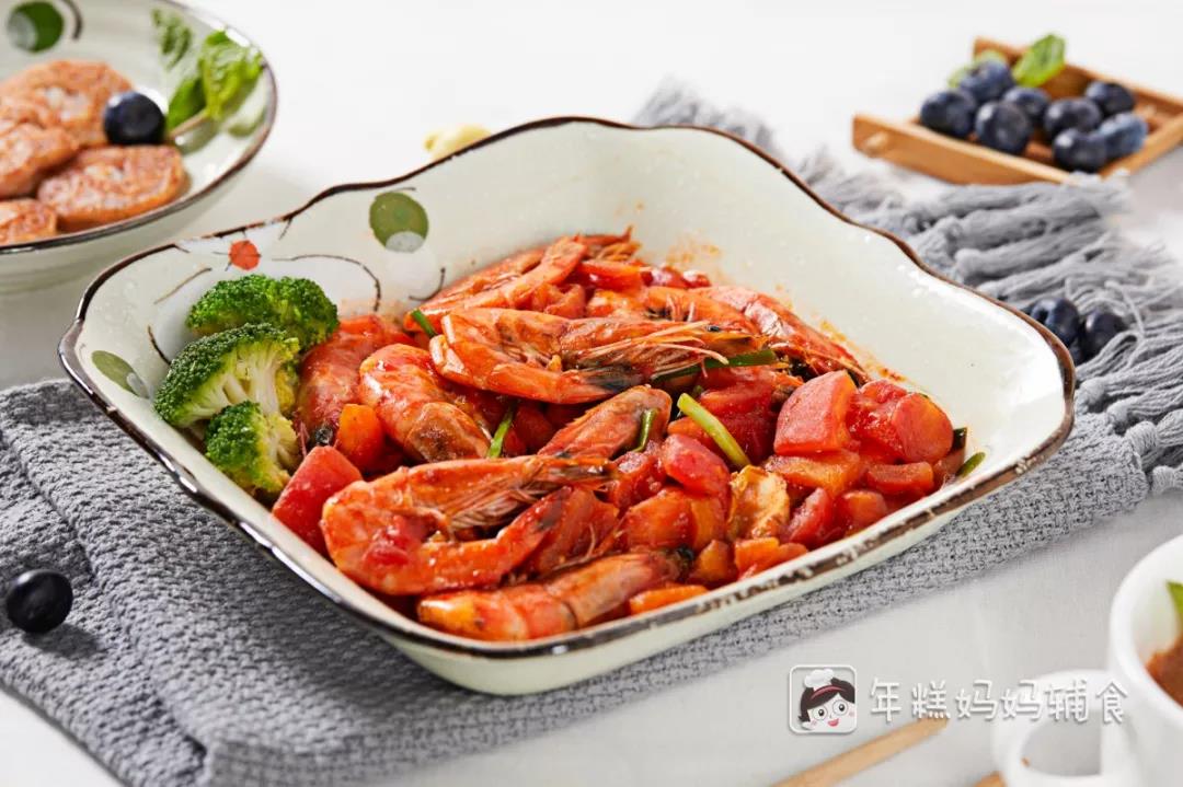 焯几颗西兰花放入盘中，完成！