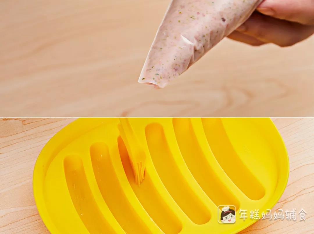 将裱花袋头部剪出合适大小的口子，香肠模具上刷一点油；