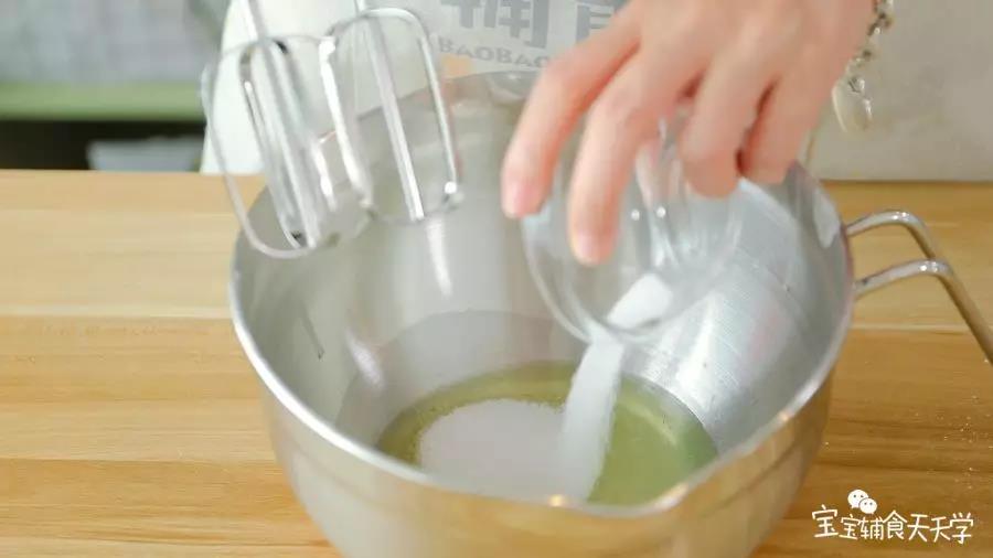 蛋清中加入砂糖