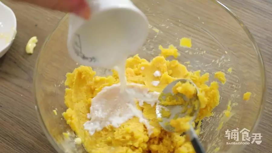 趁热放入黄油、牛奶和细砂糖搅拌均匀