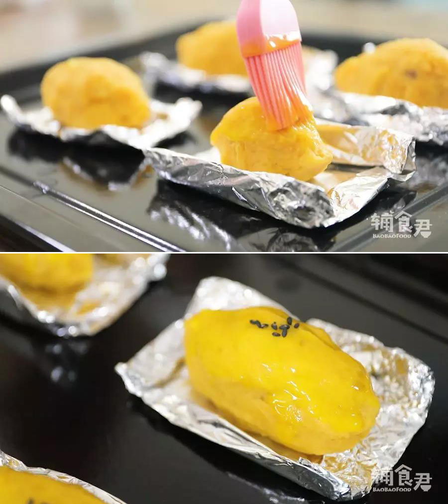 表面刷上一层蛋黄液，撒上几颗芝麻
