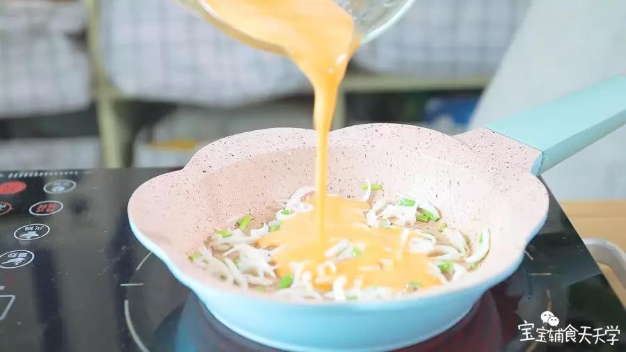 第7步：倒入面糊铺平，均匀覆盖银鱼