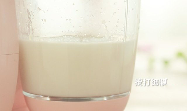 等到粥稍微降温，倒入辅食机，再加入冲好的配方奶粉，搅拌均匀。