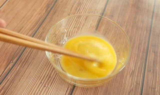 取一个鸡蛋打散，如果是周岁以下的宝宝，为了避免宝宝对蛋清过敏的情况，可以只添加蛋黄部分。