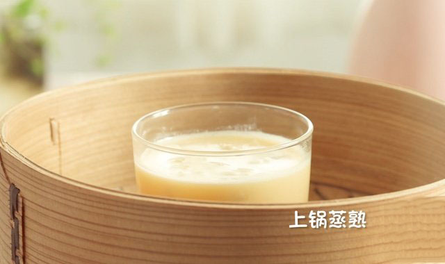 小火蒸25分钟即可。  想要得到表面光滑的蛋羹，一定要用小火哦！