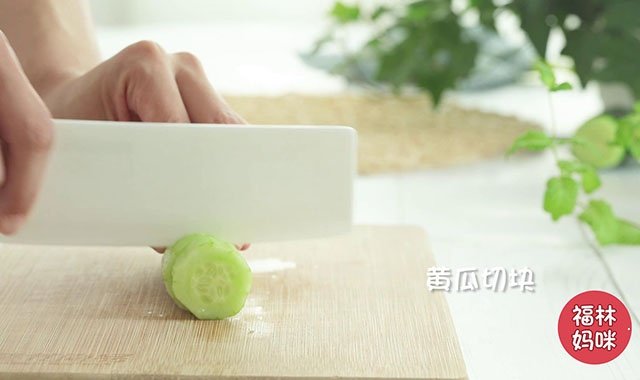 黄瓜去皮切成小块儿。