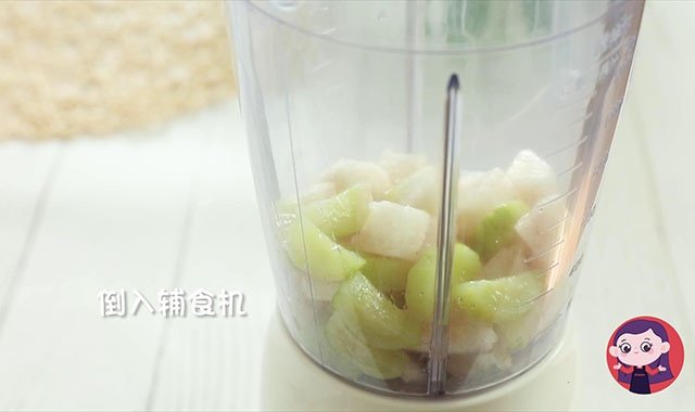 将蒸熟后的雪梨和黄瓜倒入搅拌机（或辅食机）。