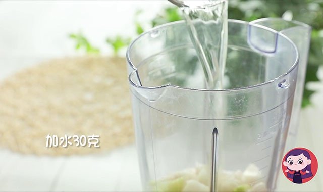 加入温开水30克，搅打成细腻的蔬果汁。