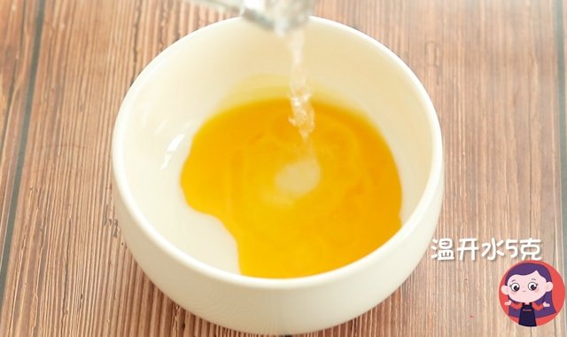 将蛋黄搅拌均匀，加5克温开水，再次搅拌。  加了水的蛋黄，口感会更加松软滑嫩哦！