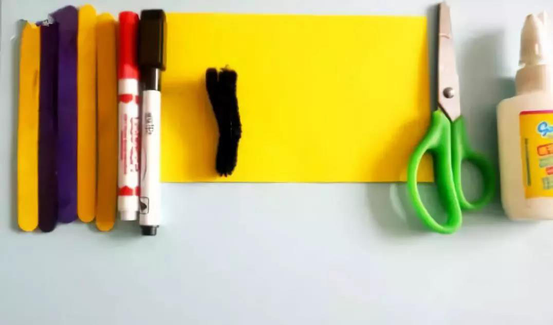 步骤1：准备材料：冰棒棍（提前染好）、卡纸、毛根、彩笔、剪刀、白乳胶