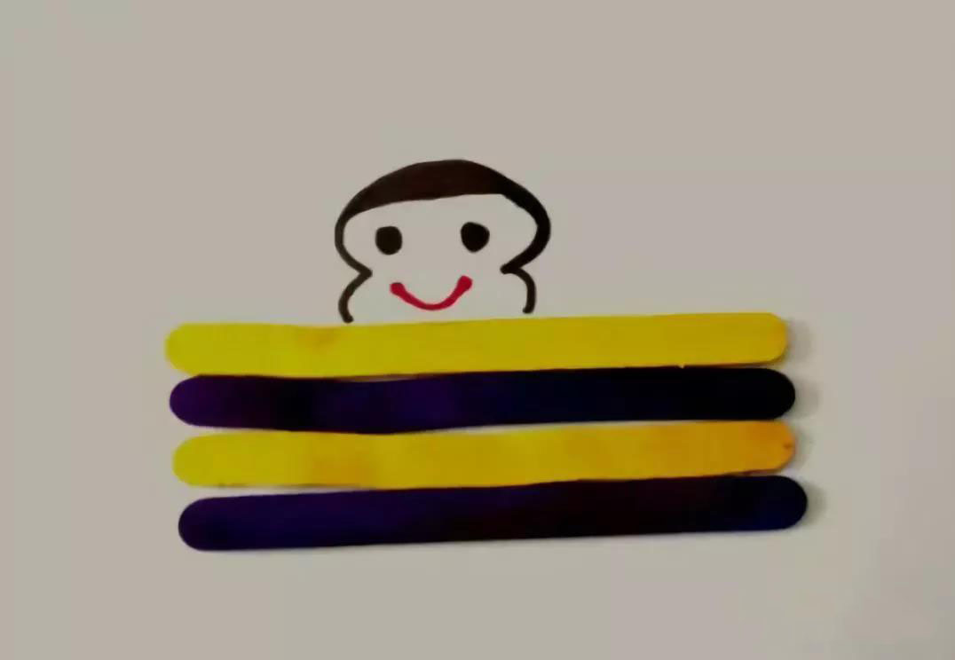 步骤4：用彩笔在冰棒棍上部画出小蜜蜂的头。