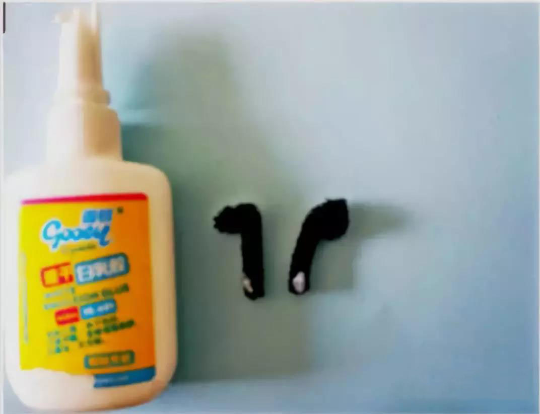 步骤5：弯折毛根做出触角粘在小蜜蜂头上。到这里，小蜜蜂的灵气已经显现出来了。