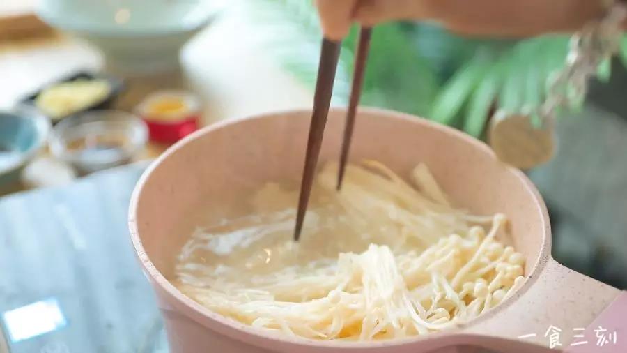 金针菇切掉老的根部，撕成小搓用流动水清洗净，然后放入水里焯熟