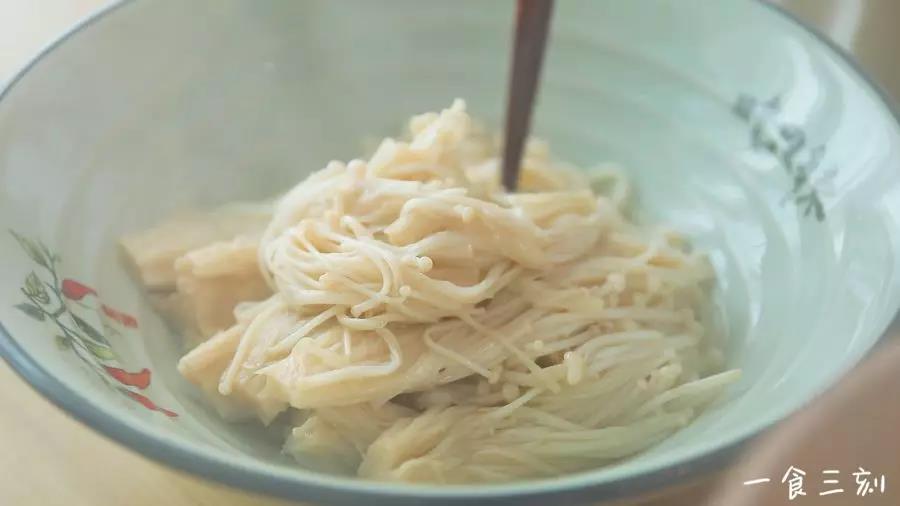 把金针菇捞出沥干放在碗里