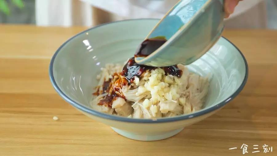 再倒入蚝油、生抽