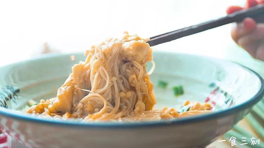 金针菇和蒜真是绝配 有了蒜，金针菇仿佛就有了灵魂