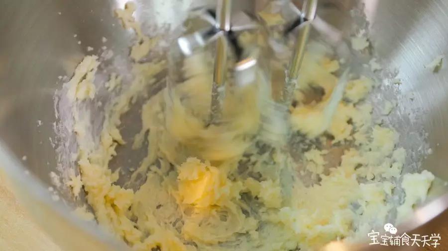 第2步：黄油室温放置软化，加入砂糖打匀