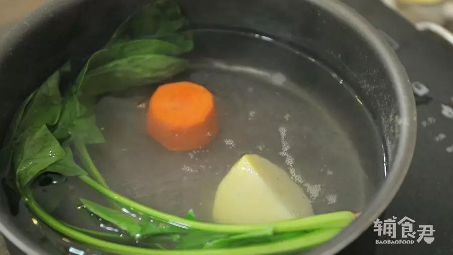 烧开一锅水，放入菠菜、土豆、胡萝卜焯水