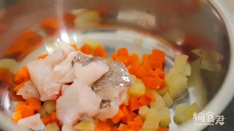 倒入食用油，将鱼肉、土豆、胡萝卜稍微炒熟