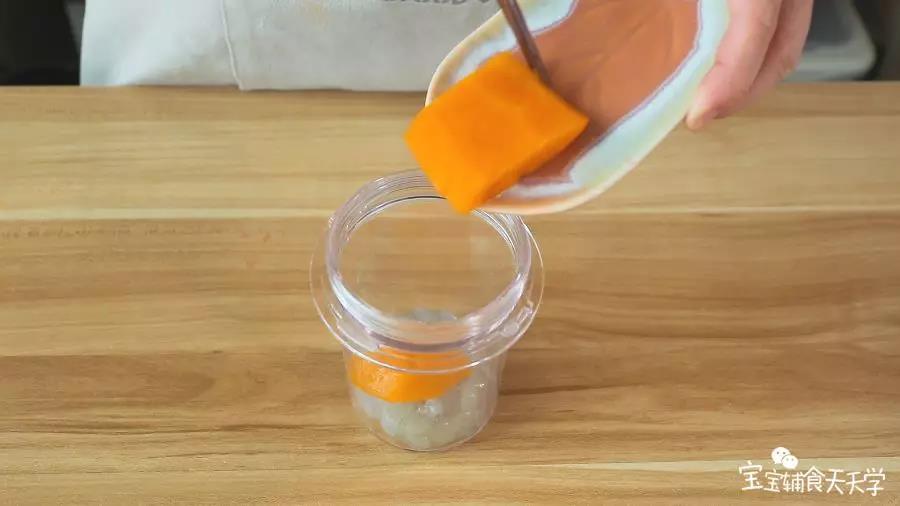 第2步：虾肉和熟南瓜放入搅拌机