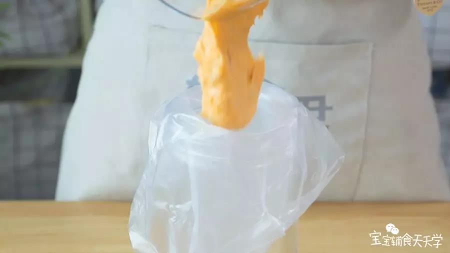 第6步：倒入裱花袋备用