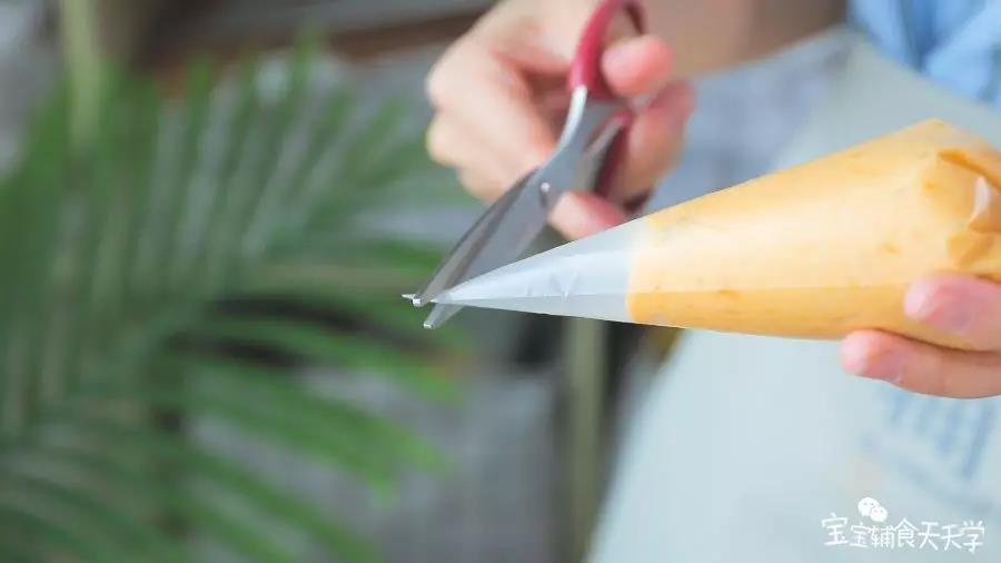 第8步：裱花袋煎一个小口