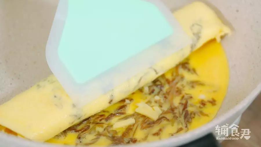 再卷起，反复操作直至蛋液耗尽，切块食用