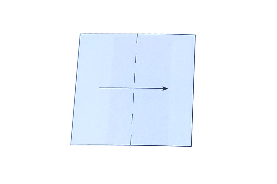 步骤1：准备一张正方形的纸，对折