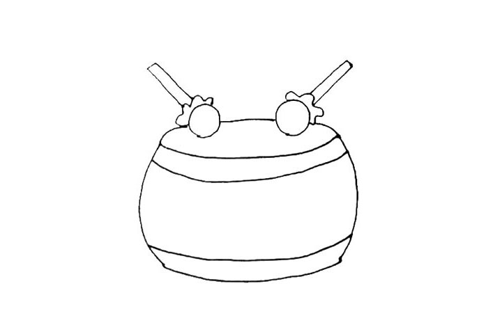 步骤5：在中间，画上两条弧线作为装饰，上面也要用弧线连接起来形成鼓面。