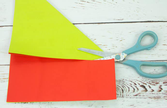 步骤2：将纸张折成等边三角形，减掉多余部分的纸张，使纸张成为正方形。