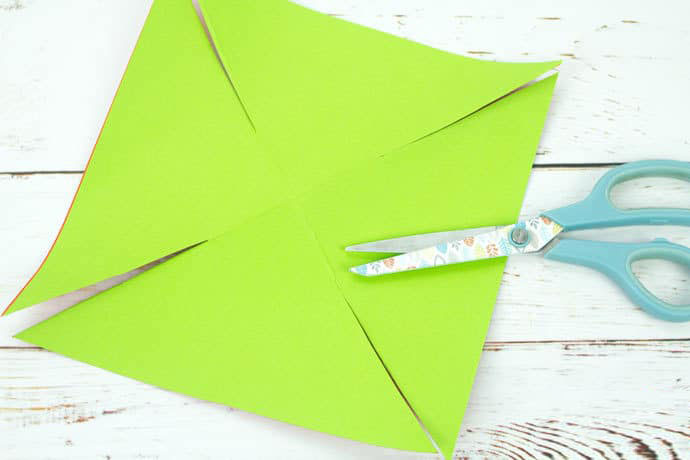 步骤4：相反方向折叠重复上一步骤，展开纸张呈四个切口的正方形(如下图)。