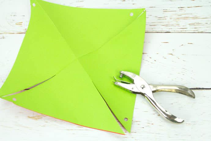 步骤5：用打孔器在每个角的交替点上打上孔。