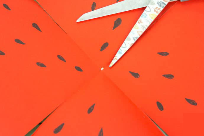 步骤8：在纸张正中心打上一个小孔。