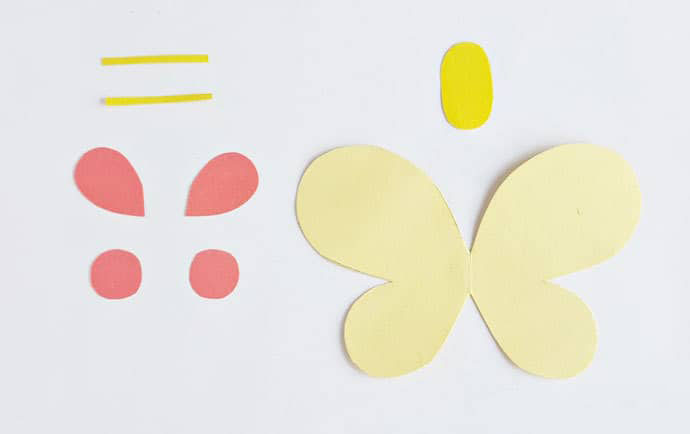 步骤1：先将纸剪出蝴蝶翅膀、身体等形状，如下图。