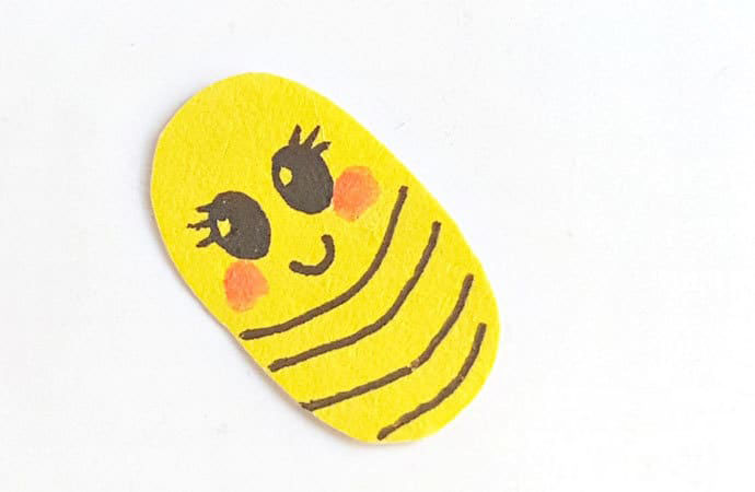 步骤2：在身体部分画出蝴蝶的眼睛、嘴巴和身体花纹。