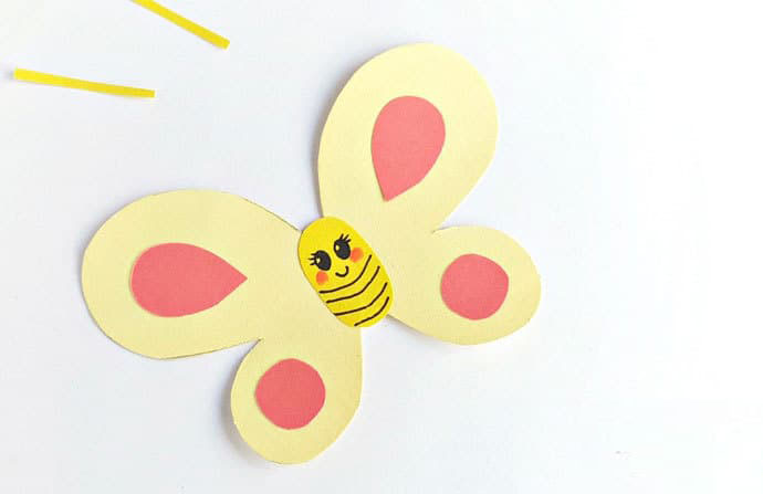 步骤3：将蝴蝶身体用胶水粘贴到翅膀中间，翅膀上粘贴上花纹。