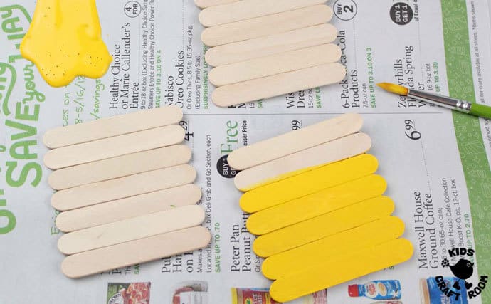 步骤2：同样的方法制作三个，然后用黄色颜料上色。