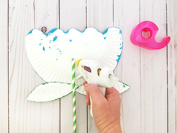 步骤5：用胶水将吸管粘在花朵背面的中间。