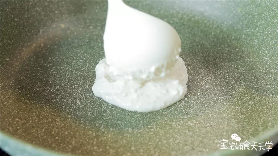 小火加热不粘锅，勺入一勺米糊  必须用不粘锅哦，无需放油，这样更好吃