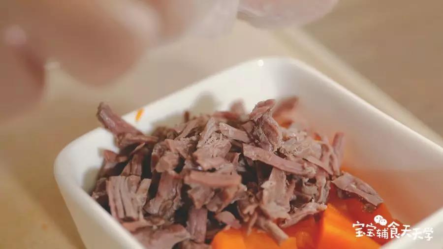 第5步：捞出牛肉撕成肉丝，还可以适当切碎一些