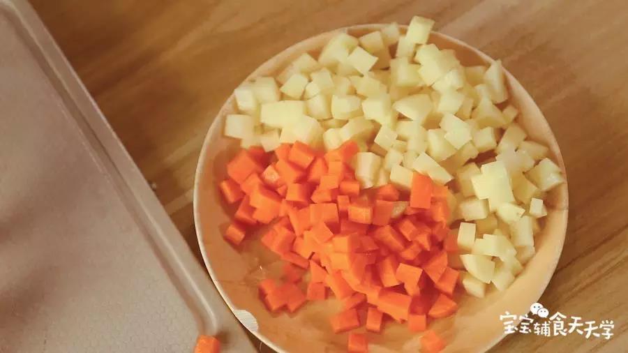 土豆、胡萝卜切粒  食材的大小根据宝宝的月龄和咀嚼力调整