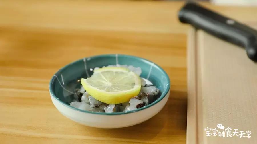 虾肉切碎，盖上柠檬片静置去腥