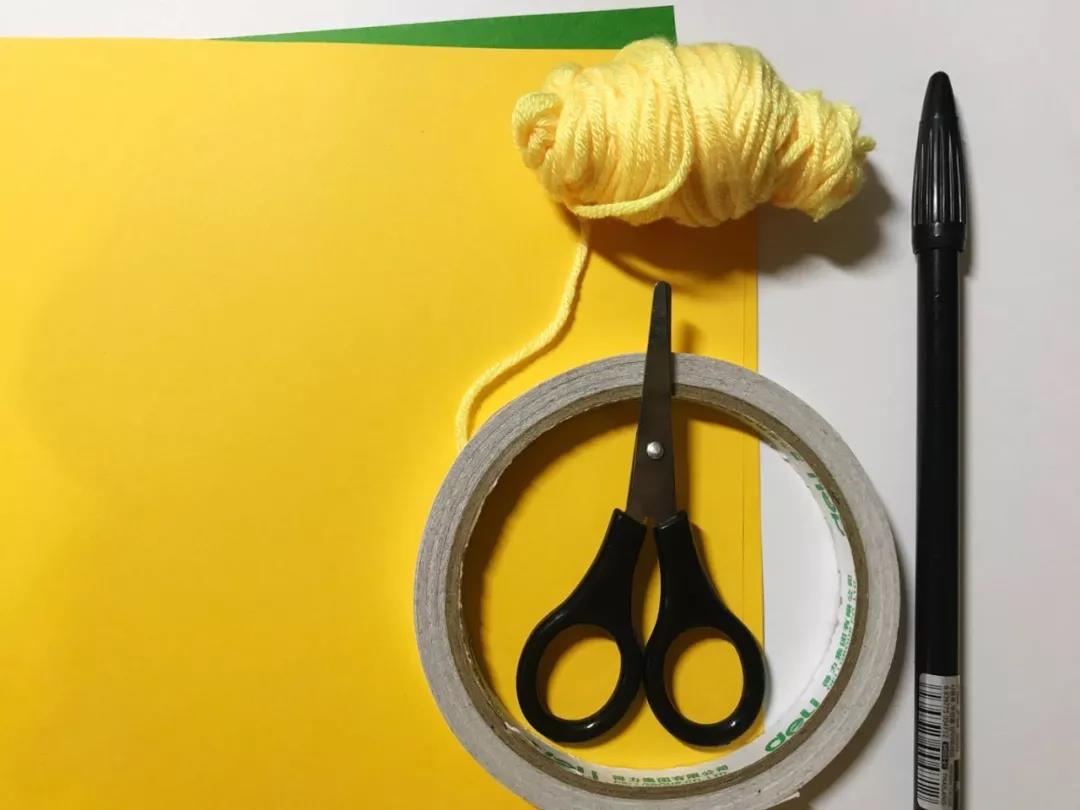 步骤1：材料材料：彩纸，剪刀，双面胶或胶水，笔，细线或毛线。