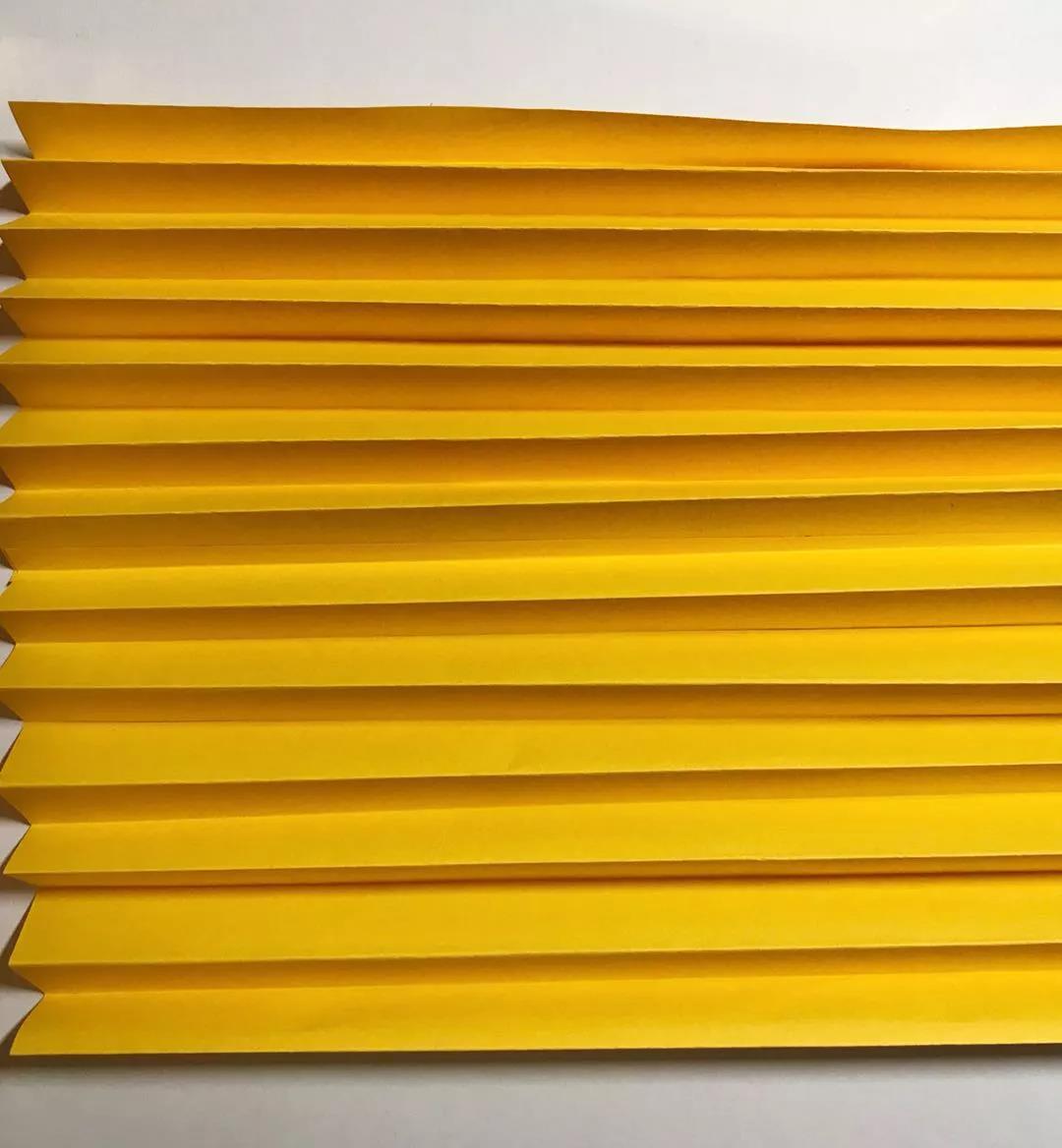 步骤2：把彩纸如图折叠，想要效果好看建议用双面胶把两张纸接起来，这样纸变长了皱褶比较多。