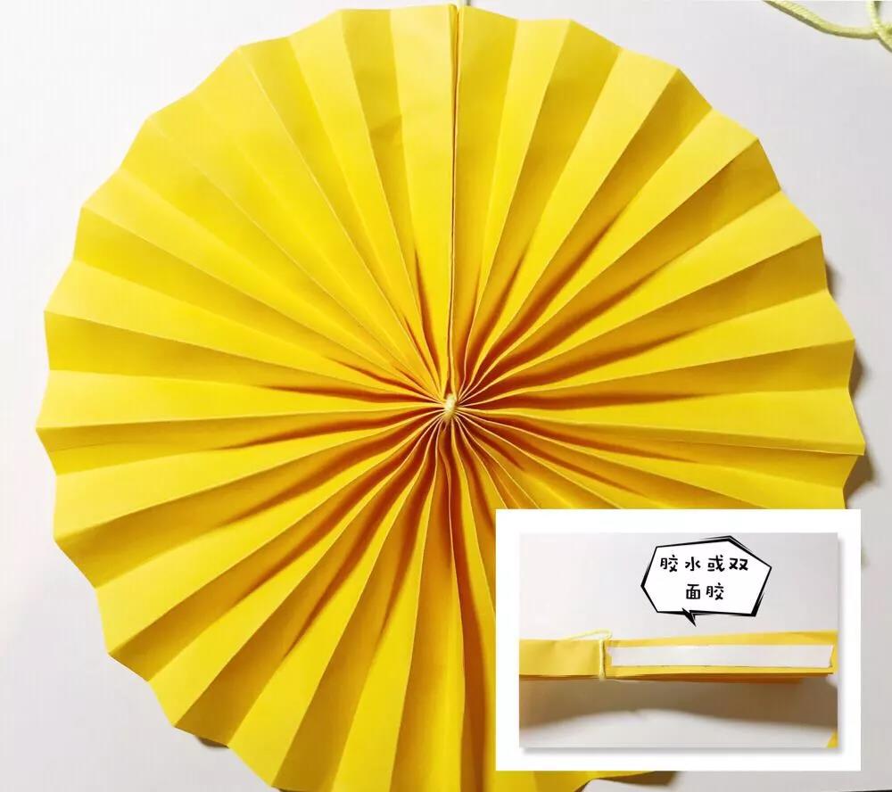 步骤4：如图用双面胶或胶水把两端粘起来，这样就变成圆形了。（如果你做出来的纸两头够不着，粘不起来，说明纸不够长，需要在折一些。）