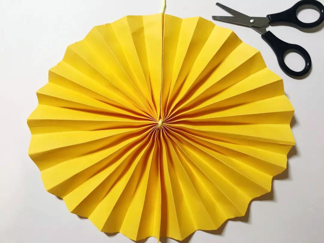 步骤5：我们做南瓜挂件，可以如图把上下修剪一下变成椭圆。